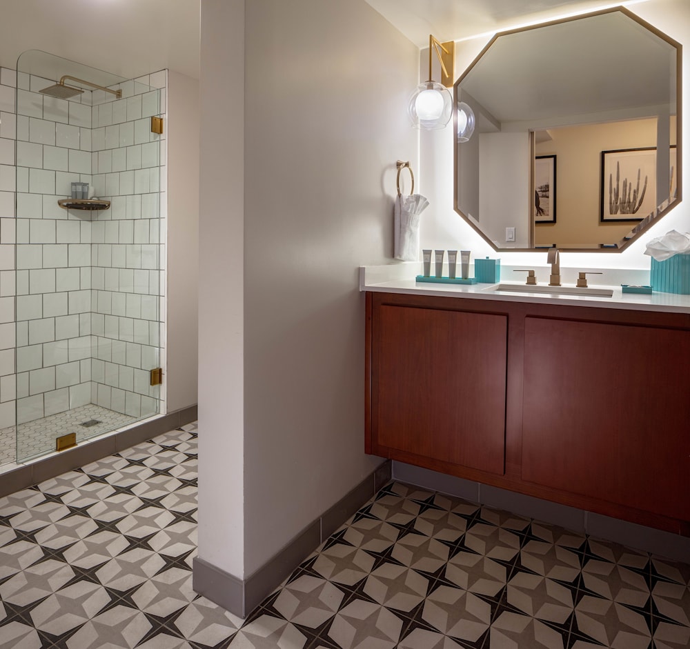 Suite, 1 Bedroom, Poolside - Photo 5