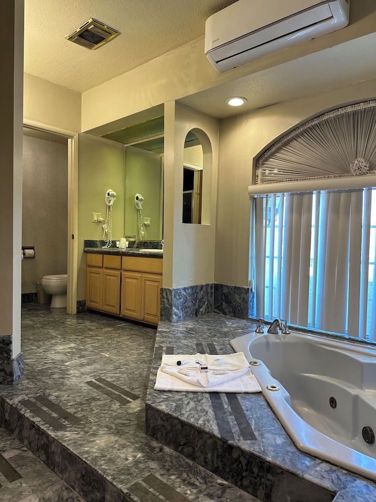Jacuzzi Suite - Photo 4