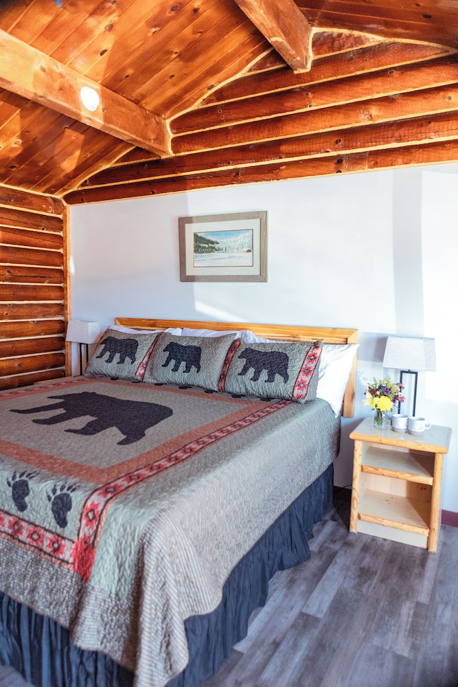 Traditional Room, 1 King Bed, Non Smoking, Mountain View photo 1