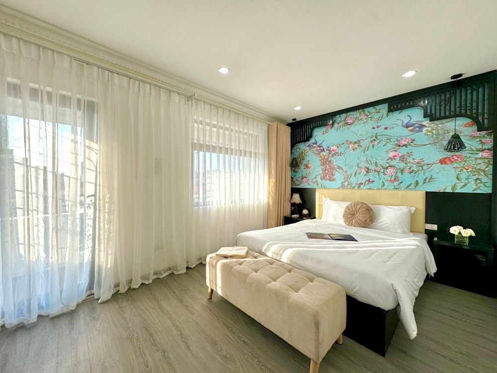 Junior Suite, 1 Queen Bed, Balcony, City View