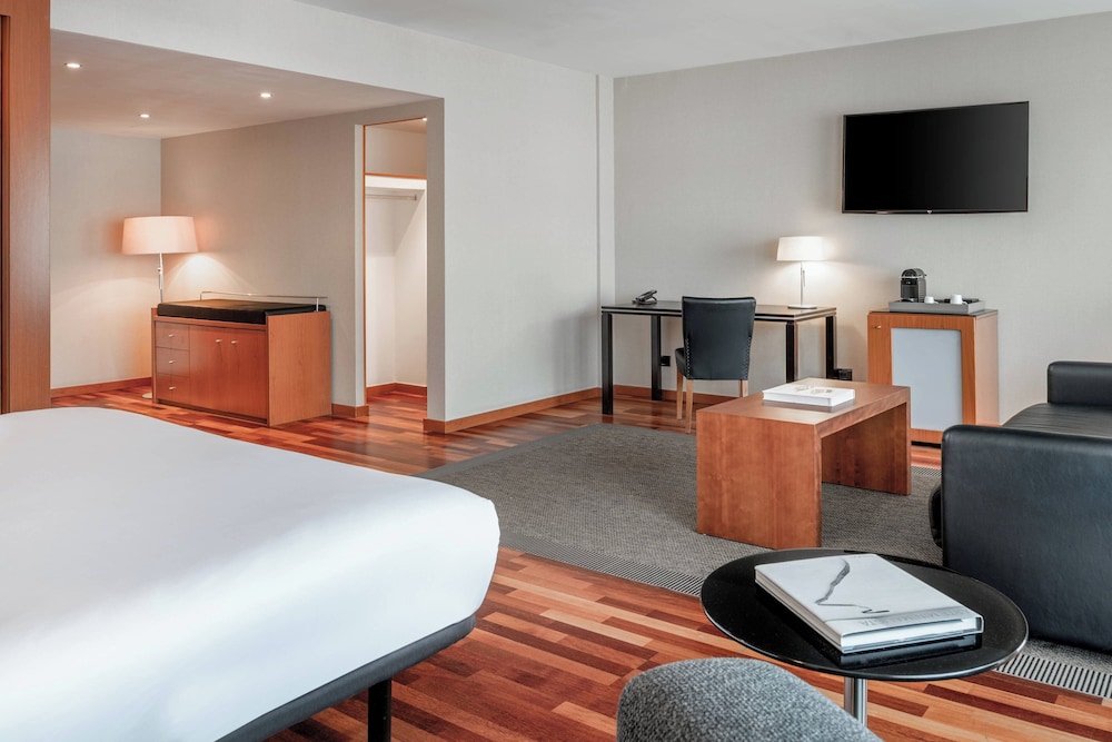 King Suite with Sofa Bed thumbnail 5