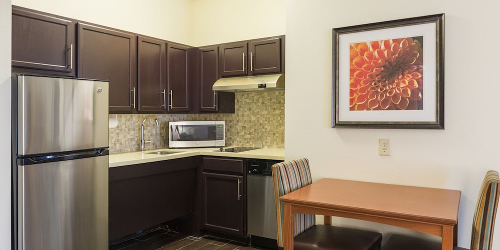 Suite, 2 Bedrooms, Accessible (1 Kng, 2 Dbl, Comm, Mobil) - Photo 3