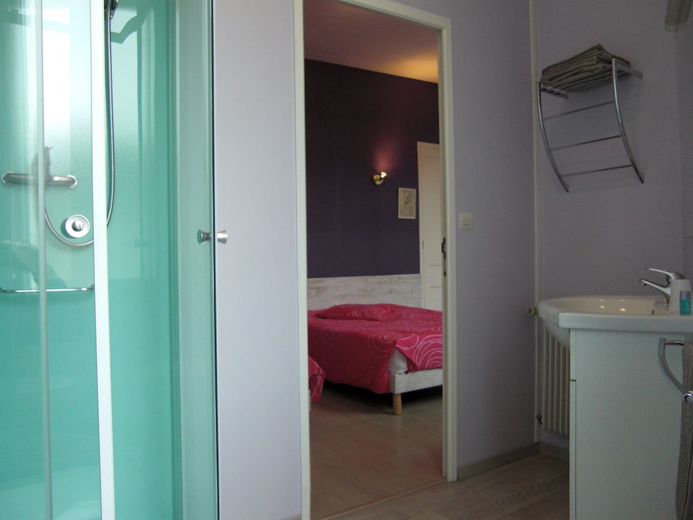 Twin Room - Photo 5