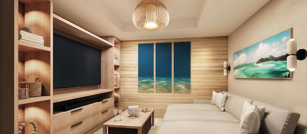 Lady Palm Club Suite with Media Room and Balcony Tranquility Soaking Tub (CBM) photo 2