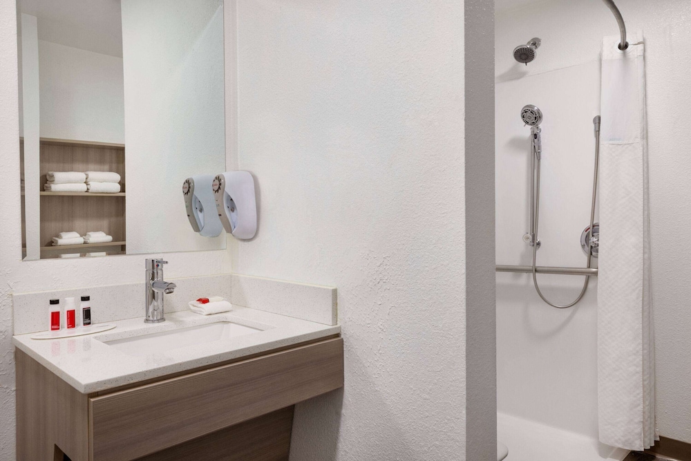 Room, 2 Queen Beds, Accessible, Non Smoking (Mobility) - Photo 7