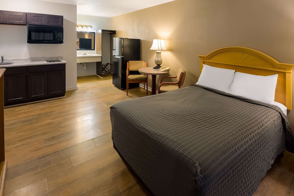 Room, 1 Double Bed, Non Smoking (Efficiency) - Photo 3