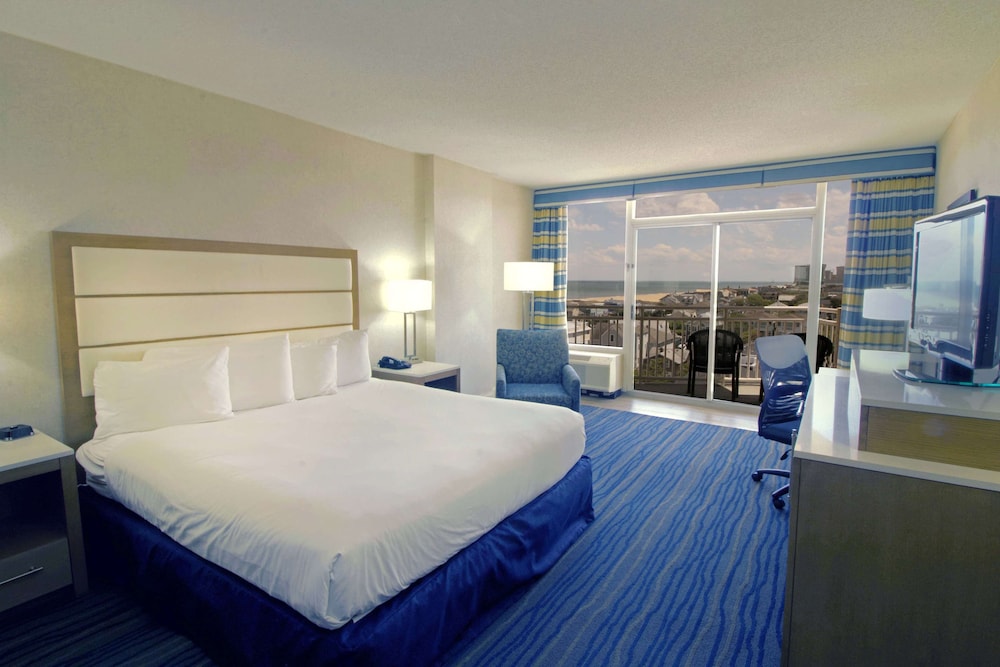 Room, 1 King Bed, Oceanfront - Photo 4