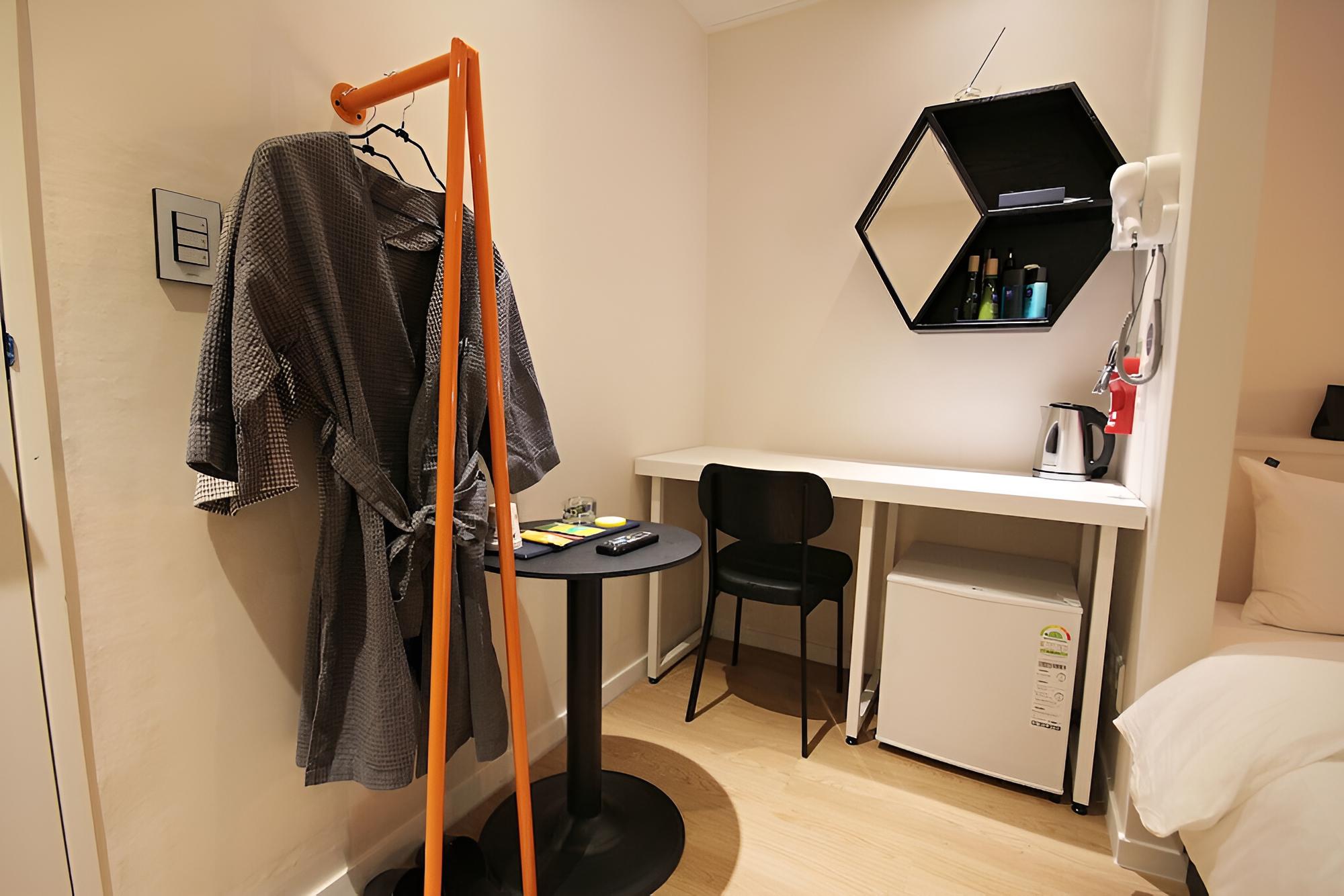 Room (Standard (Netflix Available No-smokin) - Photo 1