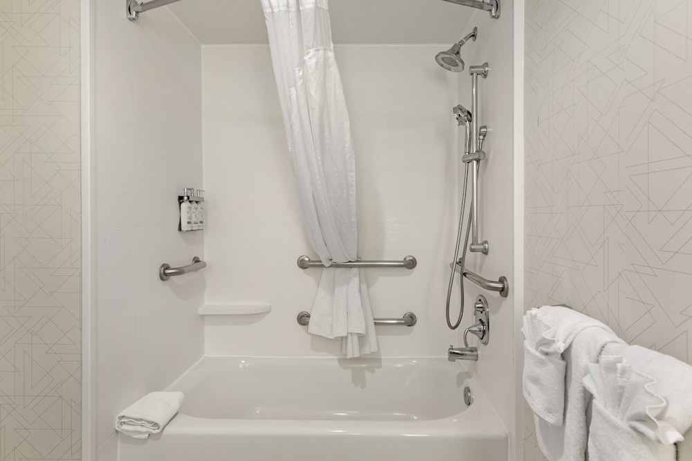 Standard Room, 2 Queen Beds, Accessible (Accessible Tub) - Photo 2