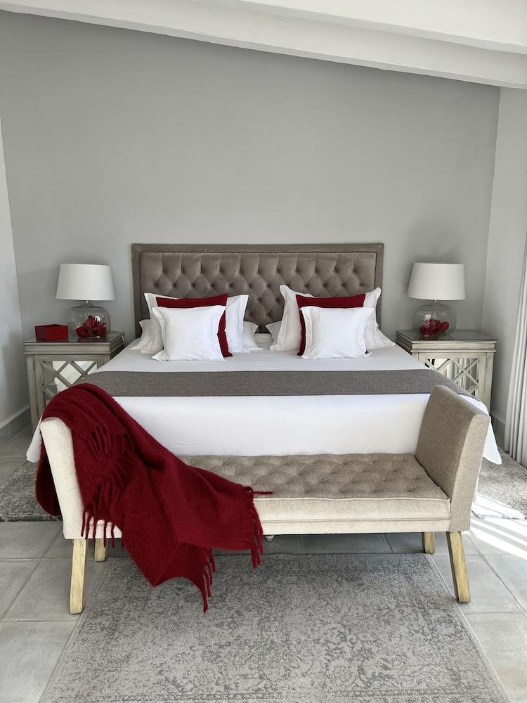 Deluxe Suite, 1 King Bed, City View - Photo 3