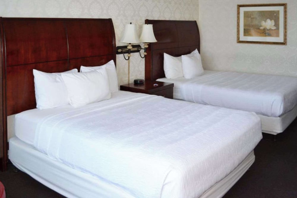 Standard Room, 2 Queen Beds, Non Smoking - Photo 4