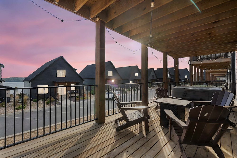 House, Multiple Beds, Hot Tub, Partial Lake View (Pineapple Pointe)