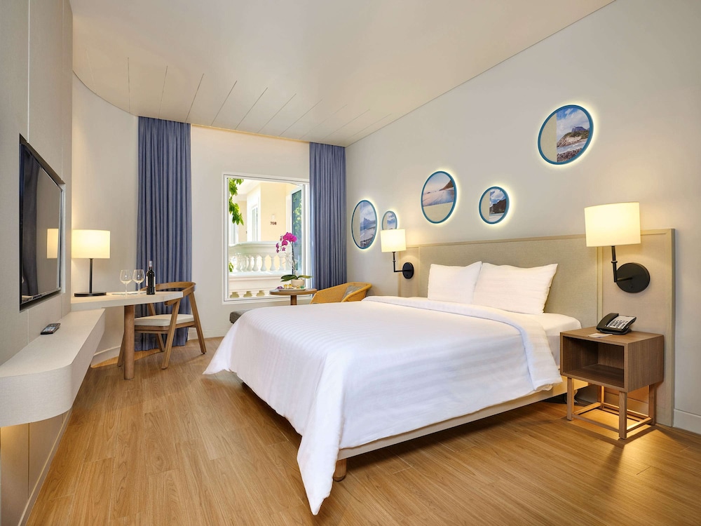 Superior room, Hillside (Across street to access hotel facilities) - 1 King bed photo 2