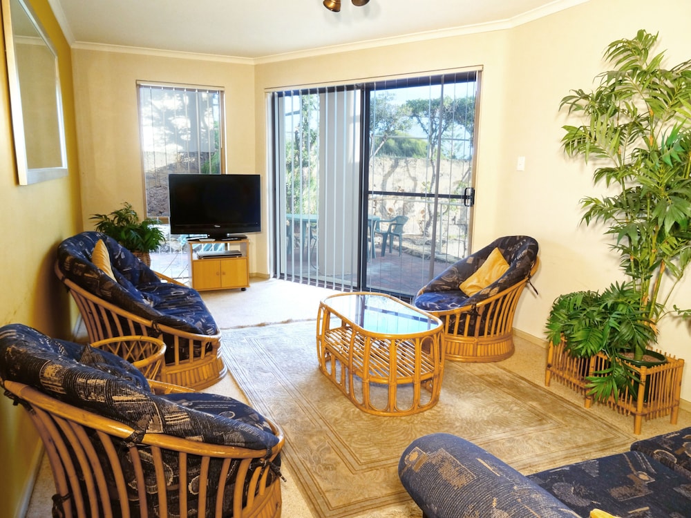 Premier Family Apartment, 2 Bedrooms (1 Queen, 1 Tri-bunk and 1 Sofa bed) photo 2