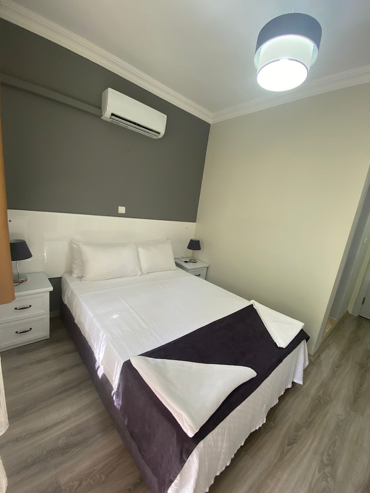 STANDARD HOTEL ROOM / 2 PERSONS
