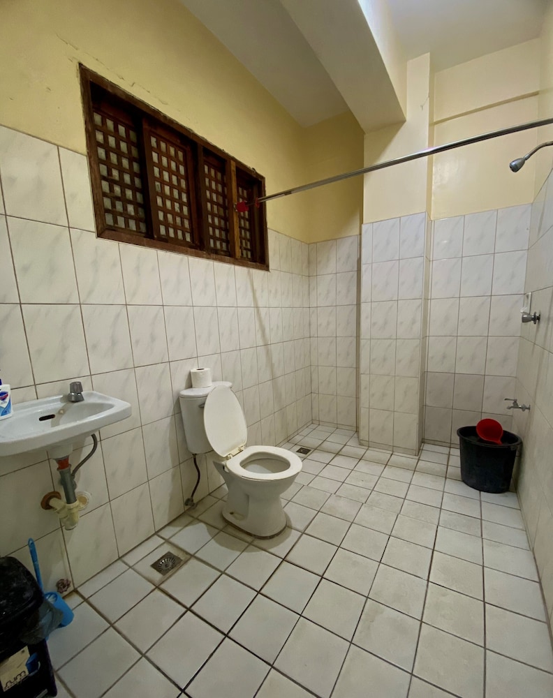 Room (D) photo 2