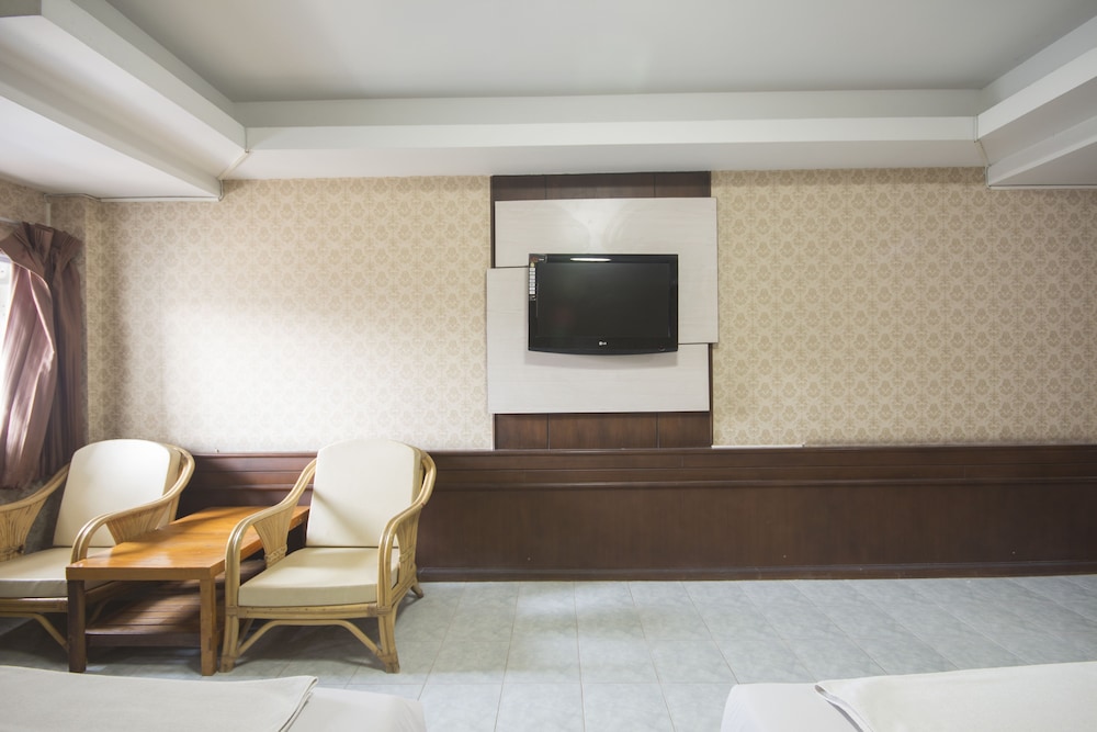 Economy Twin Room - Photo 5