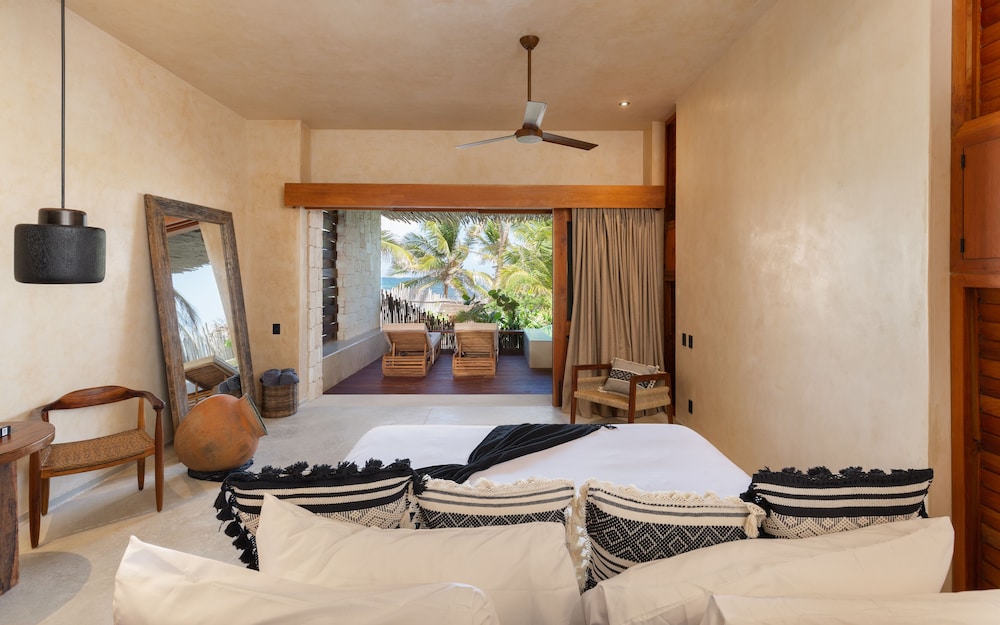 Suite Ground Floor Ocean Front - Photo 1