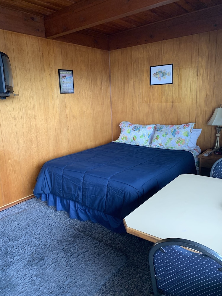 A - 1 Queen w/ Kitchenette photo 1