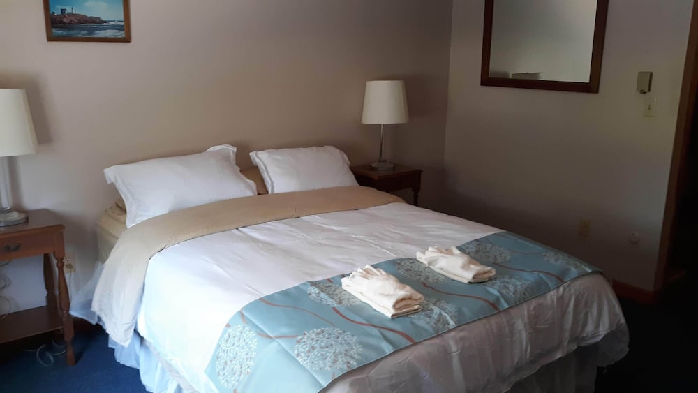 Basic Room, 1 Queen Bed, Non Smoking, Hill View