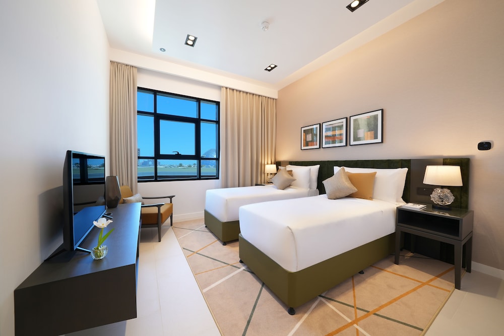 Deluxe Three Bedroom Apartment with Balcony thumbnail 6