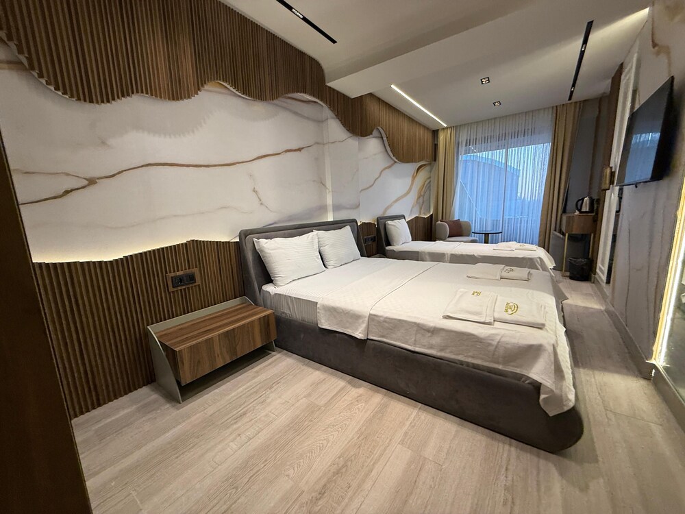 Classic Triple Room, Balcony photo 1