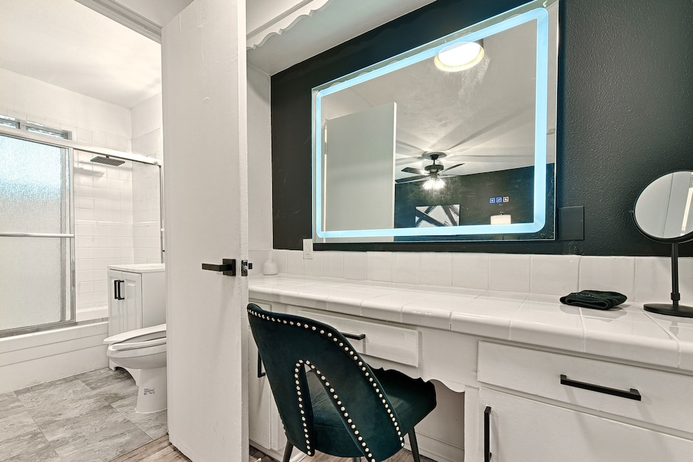 Signature Apartment, 1 King Bed, Kitchen - Photo 2