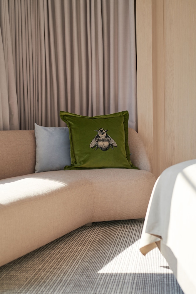 Deluxe Room, 1 King Bed thumbnail 5