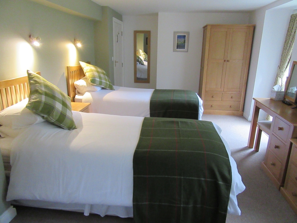 Classic Twin Room, Ensuite photo 2