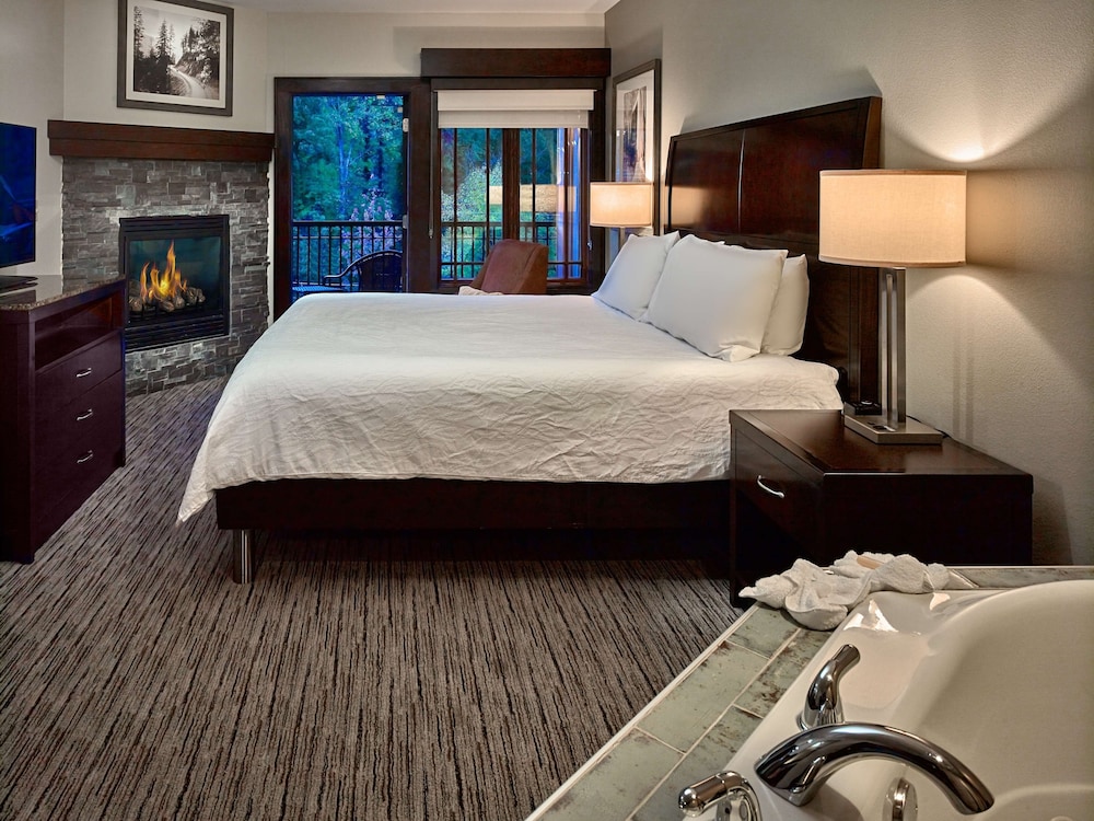 Single King Bed, Fireplace, Whirlpool, Balcony - Photo 2