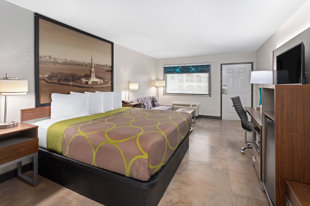 Room, 1 King Bed, Non Smoking - Photo 3