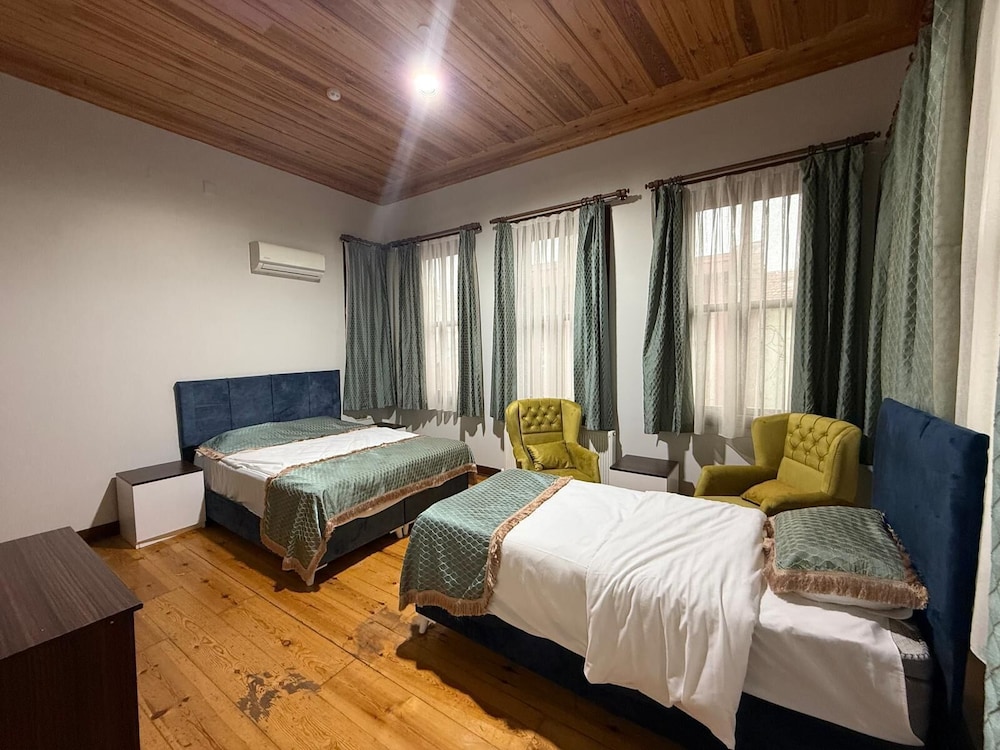 Deluxe Triple Room, City View photo 2