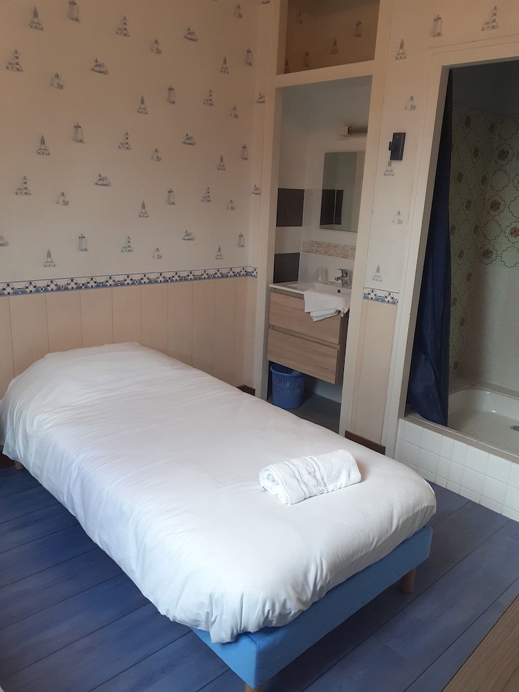 Twin Room (Toilet not in the room) photo 2