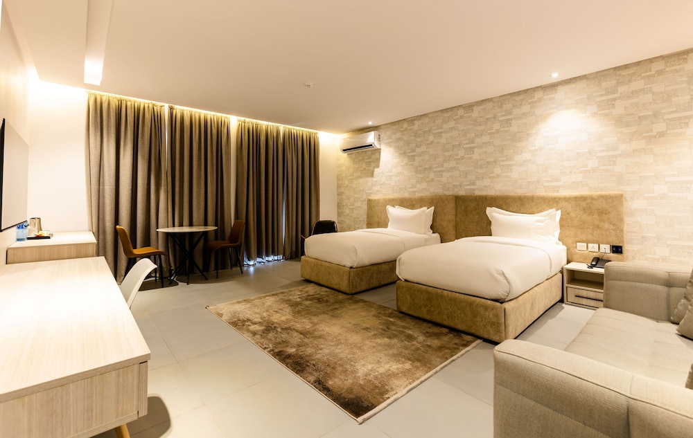 Luxury Suite - Photo 16