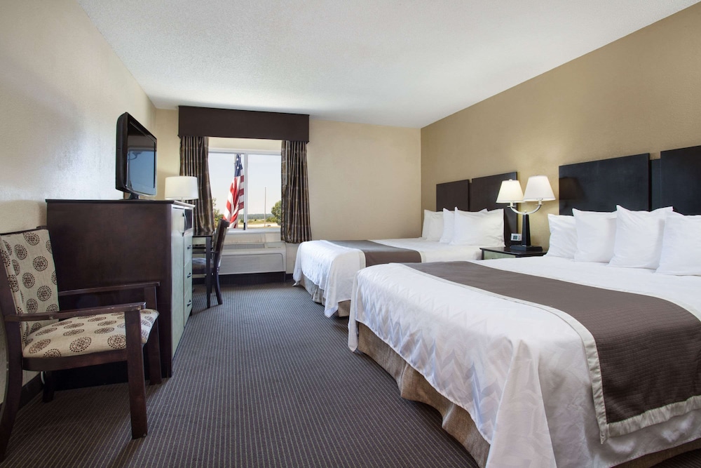 Deluxe Room, 2 Queen Beds, Non Smoking (2 Queen Beds with sofa bed) - Photo 2