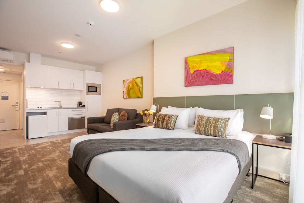 Executive King Studio Apartment - Photo 4