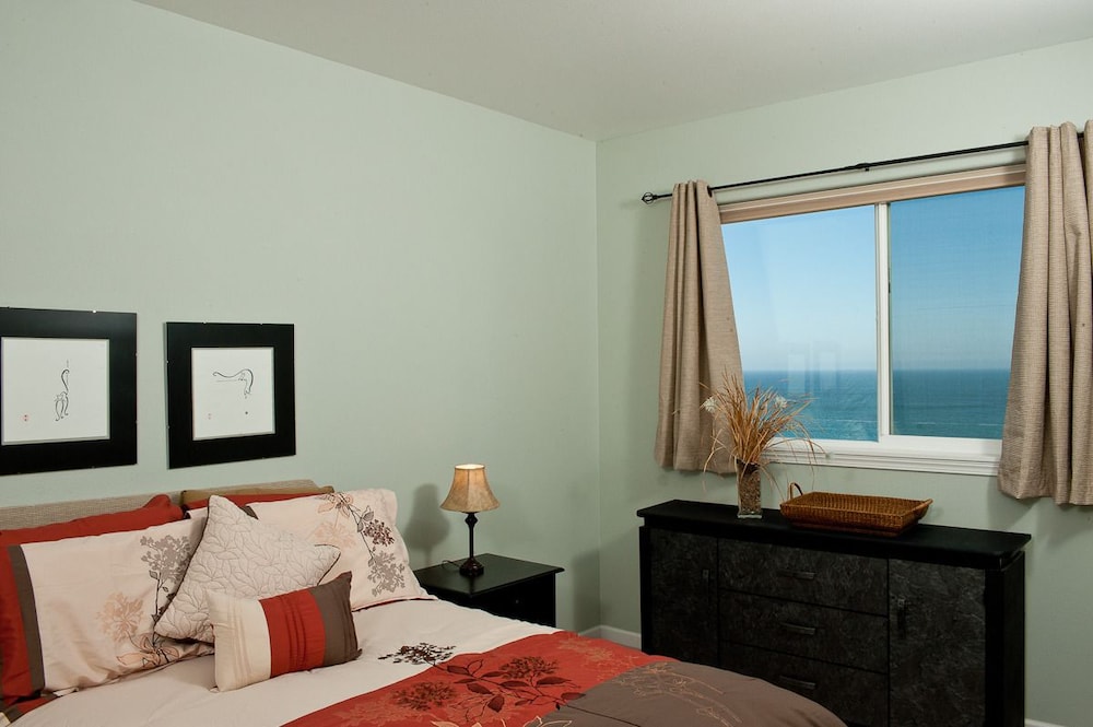 Top Floor Condo, 2 Bedrooms, Kitchen, Ocean View (Snuggle Up) photo 1