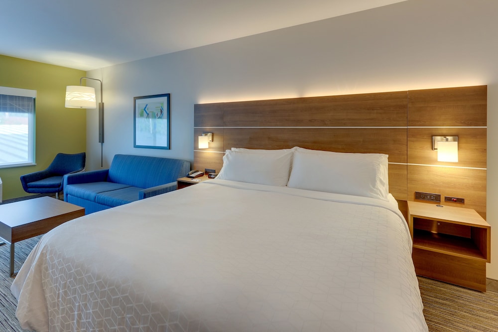 Suite, 1 King Bed - Photo 2