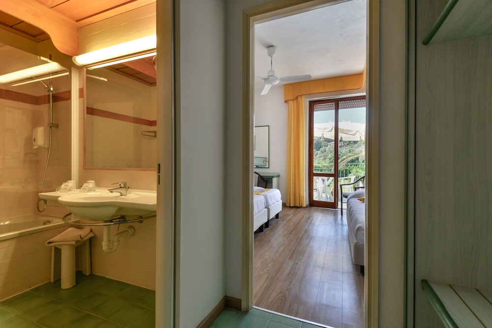 Classic Double Room - Photo 45