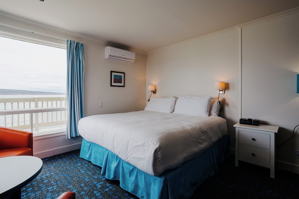 Classic Room, 1 Queen Bed, View (Percé Rock) photo 2