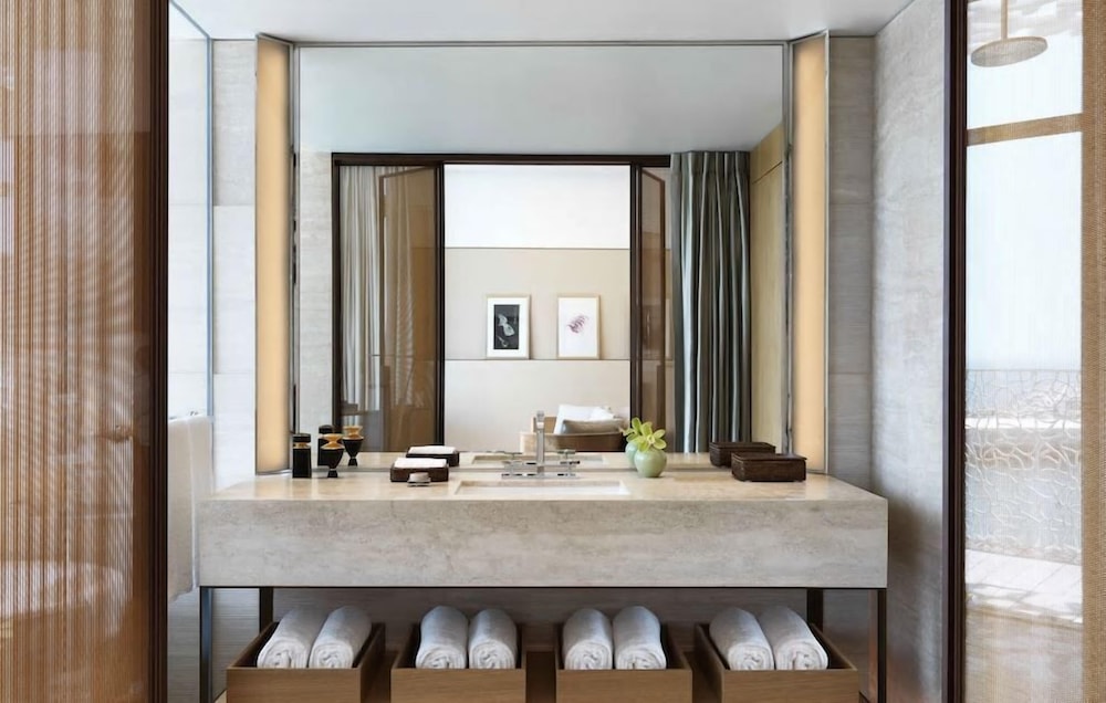 Superior Room, 1 King Bed, Balcony