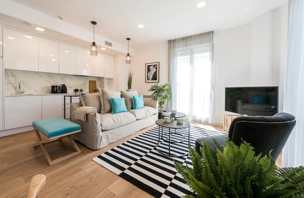Luxury Apartment (Skyline)