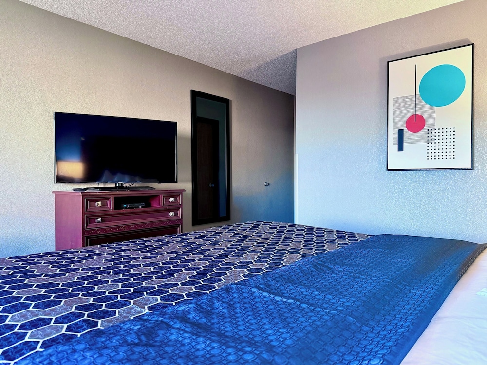 Standard Room, 1 King Bed - Photo 5