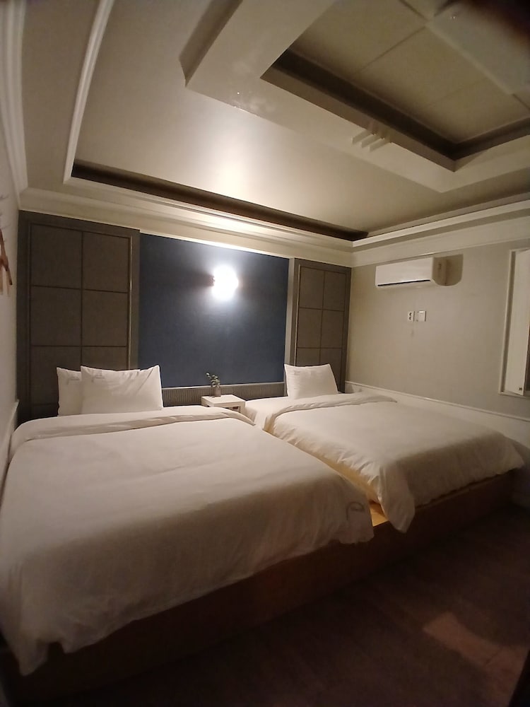 Family Room (4-person room with private bathtub)