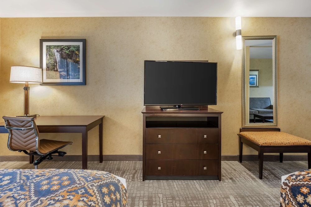 Suite, 2 Queen Beds, Non Smoking, Refrigerator & Microwave - Photo 4