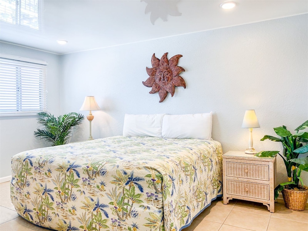 Condo, 1 King Bed with Sofa bed (The Summit 1409)