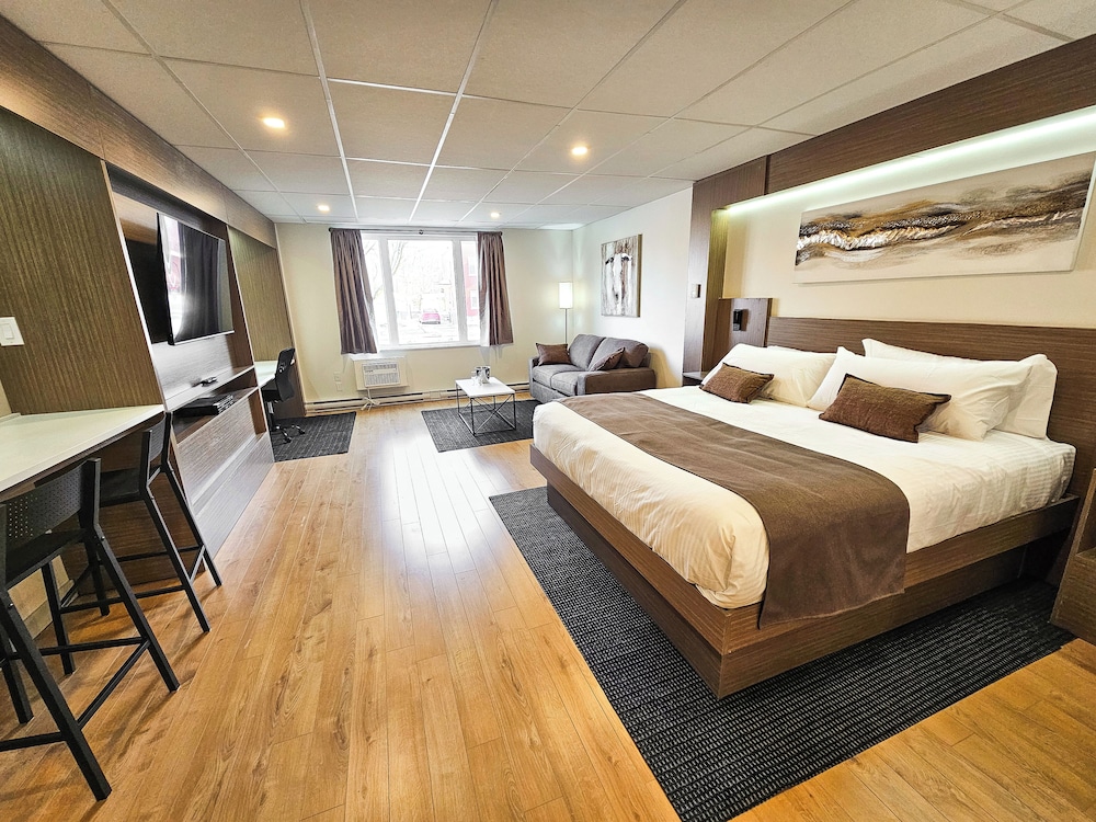 Deluxe Studio, 1 King Bed with Sofa bed, Pets Not Allowed - Photo 1