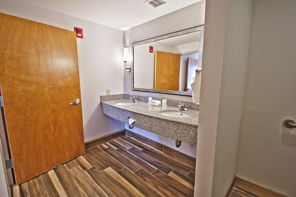 Standard Room, 2 Queen Beds (Bath Shower Combo) - Photo 4