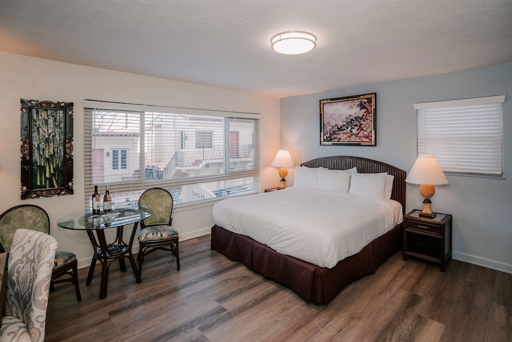 Deluxe Room, 1 King Bed photo 2