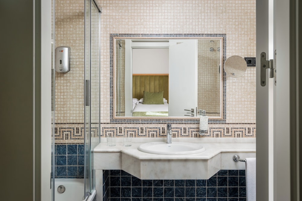 Standard Twin Room - Photo 2